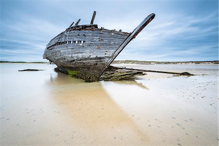 simsearch:6129-09057796,k - Bunbeg, County Donegal, Ulster region, Ireland, Europe. An Bun Beag shipwreck on the beach. Photographie de stock - Premium Libres de Droits, Code: 6129-09044468