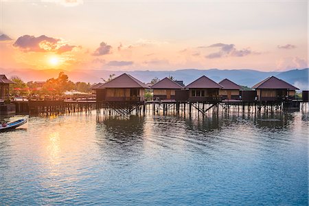 Inle lake, Nyaungshwe township, Taunggyi district, Myanmar (Burma). Shwe Inn Tha floating resort's bungalows. Foto de stock - Sin royalties Premium, Código: 6129-09044488