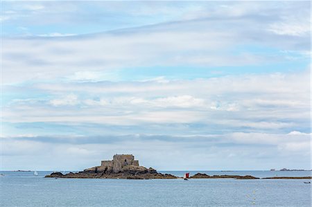 simsearch:6129-09044234,k - The fortress on Petit Bé isle. Saint-Malo, Ille-et-Vilaine, Brittany, France. Stock Photo - Premium Royalty-Free, Code: 6129-09044400