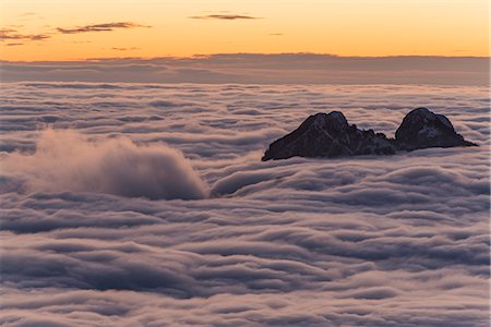 Sunset over the fog, Coltignone Mount, Piani Resinelli, Lecco province, Lombardy, Italy, Europe Foto de stock - Sin royalties Premium, Código: 6129-09044561