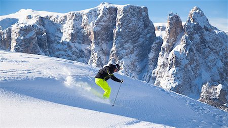 seiser alm - a skier is skiing in the fresh snow with the Schlern in the background, Bolzano province, South Tyrol, Trentino Alto Adige, Italy Foto de stock - Sin royalties Premium, Código: 6129-09044573