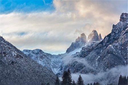 simsearch:6129-09044799,k - Europe, Italy, Veneto, Belluno. The view of Tre Cime di Lavaredo as seen from Auronzo di Cadore, Belluno, Dolomites Photographie de stock - Premium Libres de Droits, Code: 6129-09044581