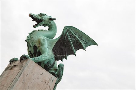 simsearch:862-03354177,k - Europe, Slovenia, Ljubjana. The dragon statue symbol of the city Photographie de stock - Premium Libres de Droits, Code: 6129-09044587