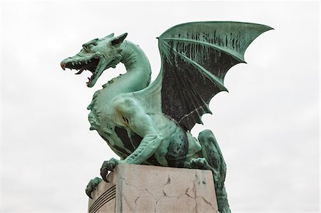 simsearch:862-03354177,k - Europe, Slovenia, Ljubjana. The dragon statue symbol of the city Photographie de stock - Premium Libres de Droits, Code: 6129-09044588