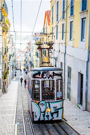 Lisbon, Portugal. Iconic cable car. Photographie de stock - Premium Libres de Droits, Code: 6129-09044533
