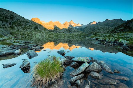 The rocky peaks are reflected in Lago Nero at dawn Cornisello Pinzolo Brenta Dolomites Trentino Alto Adige Italy Europe Foto de stock - Sin royalties Premium, Código: 6129-09044869