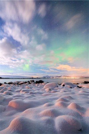 simsearch:879-09021210,k - The pink light and the aurora borealis illuminate the snowy landscape on a starry night Strønstad Lofoten Islands Norway Europe Foto de stock - Sin royalties Premium, Código: 6129-09044825