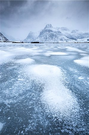 simsearch:879-09191353,k - Frozen lake, Lofoten Islands, Norway Foto de stock - Sin royalties Premium, Código: 6129-09045010