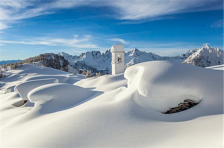 simsearch:6129-09057721,k - Italy, Italian Alps, Lombardy, The huts and the bell tower of Alpe Cima sorrounded by metres of snow Photographie de stock - Premium Libres de Droits, Code: 6129-09057665