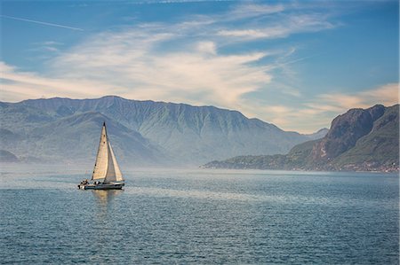 Sail boat on the waters of Lake Como, Lombardy, Italy. Foto de stock - Sin royalties Premium, Código: 6129-09057670