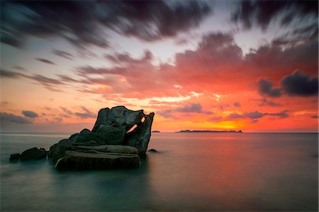 italy, Sardinia, Villasimius, dawn on reefs of Punta Molenti beach. Foto de stock - Sin royalties Premium, Código: 6129-09057628