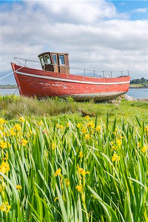simsearch:6129-09057796,k - Wooden fishing boat in Roundstone. Co. Galway, Connacht province, Ireland. Photographie de stock - Premium Libres de Droits, Code: 6129-09057797