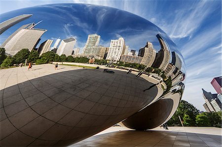 The Cloud Gate is a monument made entirely of stainless steel polished to a mirror and it reflect on its surface the skyscrapers that surround it. Millenium Park, Chicago,Illinois, USA Stock Photo - Premium Royalty-Free, Code: 6129-09057850