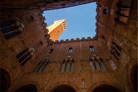 Europe, Italy, Tuscany. Torre del Mangia in Siena from Palazzo Pubblico Photographie de stock - Premium Libres de Droits, Code: 6129-09057851