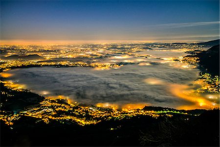 simsearch:6129-09057597,k - A heart of fog over Oggiono and lake Pusiano, Barro Mount, Oggiono, Lecco province, Lombardy, Italy. Foto de stock - Sin royalties Premium, Código: 6129-09057898