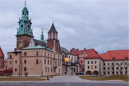 simsearch:6129-09057817,k - Krakow, Poland. Castle and cathedral's Wawel in Krakow, Poland. Inside of castle is preserved the famous painting "Lady with an Emine"by Leonardo da Vinci Photographie de stock - Premium Libres de Droits, Code: 6129-09057817