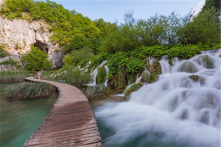 simsearch:879-09043607,k - Plitvice National park, Croatia. A catwalk and a waterfall. Foto de stock - Sin royalties Premium, Código: 6129-09057825