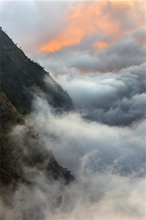 A cloudy sunset from Kalalau ridge lookout in Napali coast, Kauai island. Photographie de stock - Premium Libres de Droits, Code: 6129-09057963