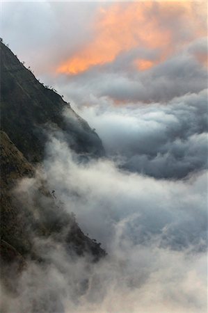 A cloudy sunset from Kalalau ridge lookout in Napali coast, Kauai island. Stock Photo - Premium Royalty-Free, Code: 6129-09057963