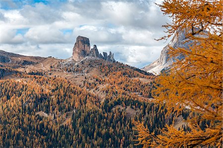 five towers - Europe, Italy, Veneto, Belluno. Autumn landscape of the Cinque Torri, Cortina d Ampezzo, Dolomites Foto de stock - Sin royalties Premium, Código: 6129-09057974