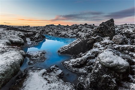 The blue lagoon near Keflavik internationl airport depicted at sunset in mid december, after a snowfall. Photographie de stock - Premium Libres de Droits, Code: 6129-09057986