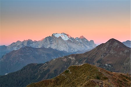 Europe, Veneto, Italy, Belluno. Marmolada in an autumn morning, Dolomites Photographie de stock - Premium Libres de Droits, Code: 6129-09057912