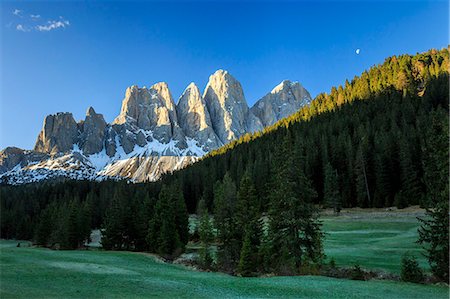 The group of Odle views from Gampen Malga at dawn. Funes Valley. Dolomites South Tyrol Italy Europe Photographie de stock - Premium Libres de Droits, Code: 6129-09058152