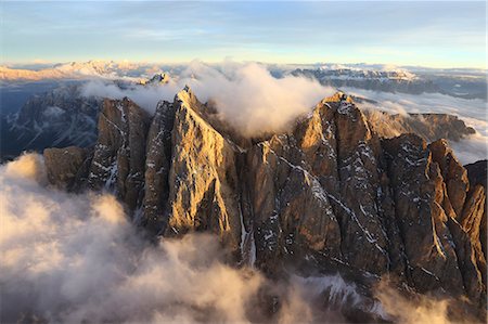 simsearch:6129-09058146,k - Aerial view of the mountain range of Odle surrounded by clouds. Dolomites Val Funes Trentino Alto Adige South Tyrol Italy Europe Photographie de stock - Premium Libres de Droits, Code: 6129-09058136