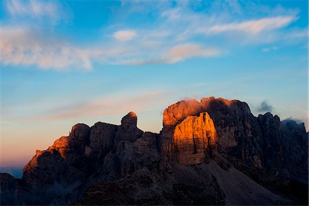 simsearch:6129-09058084,k - Sesto Dolomites, Trentino Alto Adige, Italy, Europe The Dolomites, in the Park of the Three Peaks of Lavaredo, illuminated by the first rays of the rising sun Foto de stock - Royalty Free Premium, Número: 6129-09058249