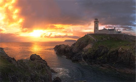 Fanad Head (Fánaid) lighthouse, County Donegal, Ulster region, Ireland, Europe. Sunrise at Fanad Head Lighthouse Photographie de stock - Premium Libres de Droits, Code: 6129-09086698