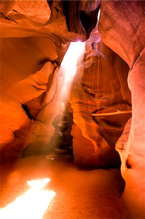 Upper Antelope Canyon, Page, Arizona, USA. Light beam Photographie de stock - Premium Libres de Droits, Code: 6129-09086753