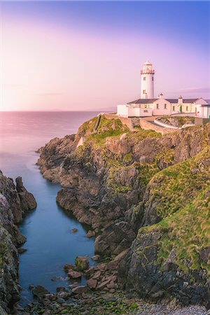 faro - Fanad Head (Fánaid) lighthouse, County Donegal, Ulster region, Ireland, Europe. Pink sunset at Fanad Head Foto de stock - Sin royalties Premium, Código: 6129-09086705