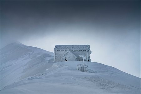 simsearch:6129-09086830,k - Rifugio Duca degli Abruzzi covered with ice, Campo Imperatore, L'Aquila province, Abruzzo, Italy, Europe Photographie de stock - Premium Libres de Droits, Code: 6129-09086847