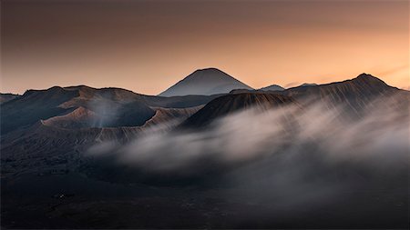 red mountains - Sunset in Bromo with mist, Giava island Foto de stock - Sin royalties Premium, Código: 6129-09086876