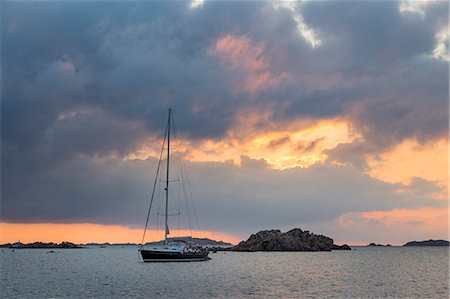 Sailing boats at sunrise (Budelli island, Archipelago of La Maddalena National Park, Sassari province, Sardinia, Italy, Europe) Photographie de stock - Premium Libres de Droits, Code: 6129-09086807