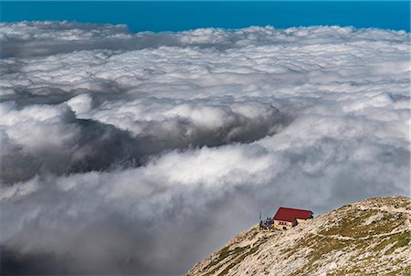 Franchetti Mountain Hut floats on the clouds, Gran Sasso, Teramo province, Abruzzo, Italy, Europe Foto de stock - Sin royalties Premium, Código: 6129-09086824