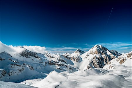 Intermesoli Corvo and Cefalone mounts on Val Maone in winter, Campo Imperatore, Teramo province, Abruzzo, Italy, Europe Photographie de stock - Premium Libres de Droits, Code: 6129-09086839