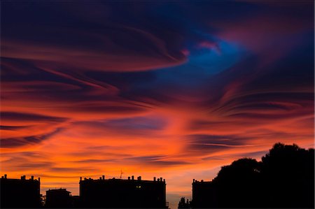 Particular lenticular cloud formation at sunset from Brianza, Lombardy, Italy Stock Photo - Premium Royalty-Free, Code: 6129-09086996