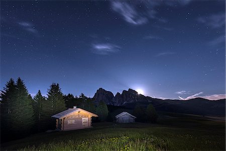 picture of the full moon and starry sky - Alpe di Siusi/Seiser Alm, Dolomites, South Tyrol, Italy. Moonrise on the Alpe di Siusi Foto de stock - Sin royalties Premium, Código: 6129-09086908