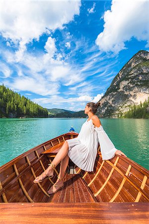 Lake Braies,Braies,Bolzano province,Trentino Alto Adige,Italy Girl admires the Braies Lake by boat. Foto de stock - Sin royalties Premium, Código: 6129-09086931