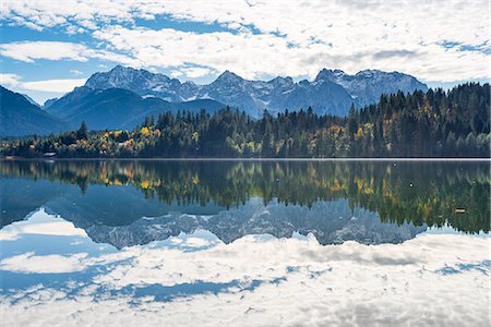 Lake Barmsee in autumn Europe, Germany, Bavaria, Krun Foto de stock - Royalty Free Premium, Número: 6129-09087004