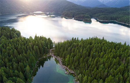 simsearch:879-09100973,k - Aerial view of Eibsee, Garmisch Partenkirchen, Bayern Alps, Germany Foto de stock - Sin royalties Premium, Código: 6129-09087031