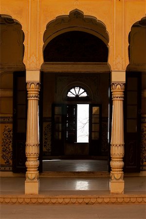 simsearch:625-00804809,k - Pillared corridor in a fort, Nahargarh Fort, Jaipur, Rajasthan India Foto de stock - Sin royalties Premium, Código: 625-00804352
