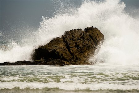 simsearch:693-03363627,k - Waves crashing against a rock formation in the sea Foto de stock - Royalty Free Premium, Número: 625-00804498