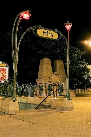 simbolo della metropolitana - Low angle view of the sign for the Chicago Metra, Chicago, Illinois, USA Fotografie stock - Premium Royalty-Free, Codice: 625-00804503