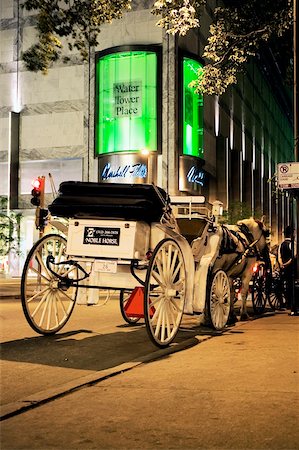 street sign and chicago - Rear view of horse carriages in front of a building, Michigan Avenue, Chicago, Illinois, USA Foto de stock - Sin royalties Premium, Código: 625-00804621