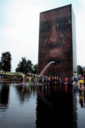 simsearch:625-00903403,k - Group of people playing in water, Crown Fountain, Millennium Park, Chicago, Illinois, USA Fotografie stock - Premium Royalty-Free, Codice: 625-00804699