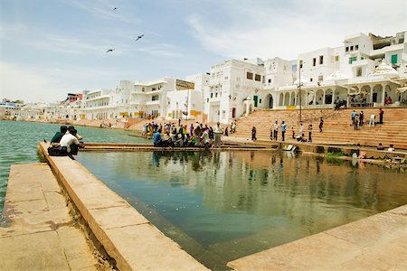 pushkar - Group of people performing prayers along a lake, Holy Lake, Pushkar, Rajasthan, India Foto de stock - Sin royalties Premium, Código: 625-00804763