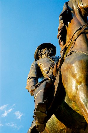 simsearch:625-02927942,k - Low angle view of the statue of a man on a horse, Paul Revere Statue, Boston, Massachusetts, USA Fotografie stock - Premium Royalty-Free, Codice: 625-00804826