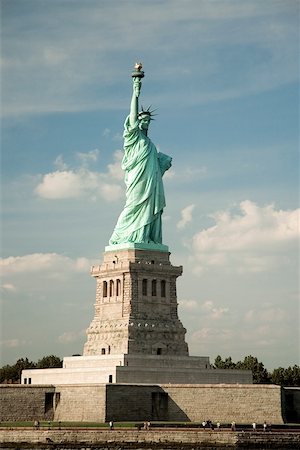 statue de la liberté - Vue d'angle faible de la ville de Statue Of Liberty, New York, état de New York, USA Photographie de stock - Premium Libres de Droits, Code: 625-00804872